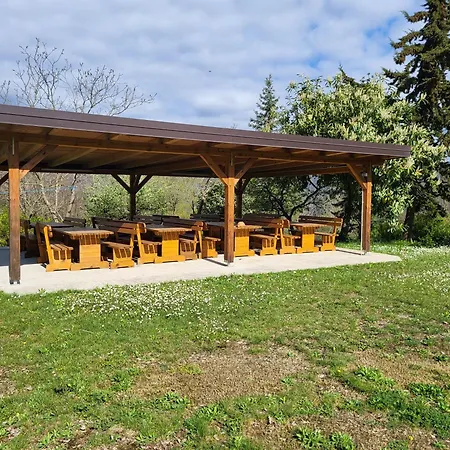 Koca Sredi Gozda Kanal