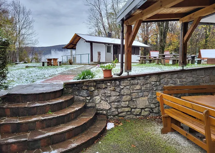 Koca Sredi Gozda Hiša za goste